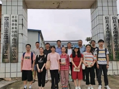 高校师生走进通省馆村，探脱贫致富黑木耳产业 ()